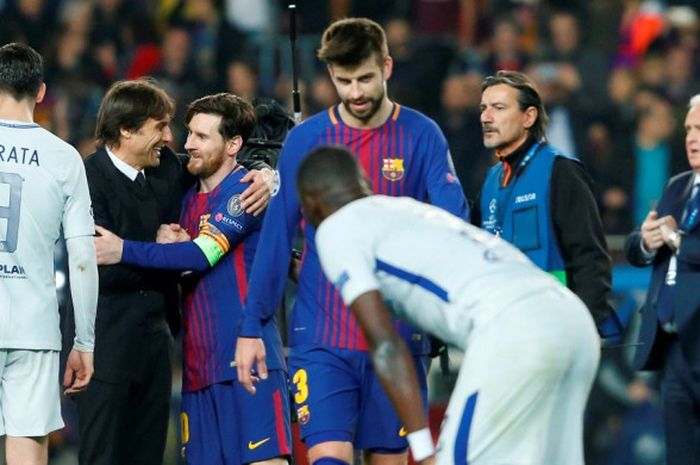  Pelatih Chelsea, Antonio Conte, berbicara dengan megabintang FC Barcelona, Lionel Messi, seusai laga leg kedua babak 16 besar Liga Champions di Stadion Camp Nou, Barcelona, Spanyol, pada 14 Maret 2018. 