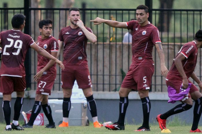  Pemain-pemain utama Persija Jakarta seperti Sandi Darman Sute (paling kiri), Jaimerson da Silva Xavier (empat dari kiri), atau Rohit Chand (paling kanan), kembali ikut latihan tim di Lapangan ABC, Senayan, Jakarta, Senin (14/5/2018). 