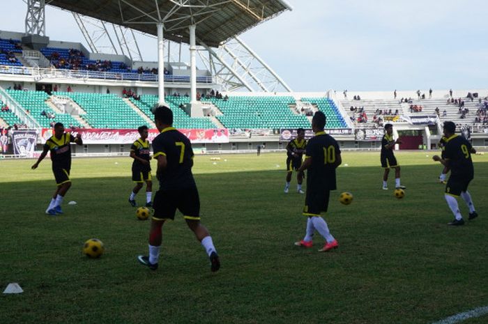 Skuat Persid Jember pemanasan jelang laga uji coba Vs Timnas U-19 Indonesia, Sabtu (21/10/2017)