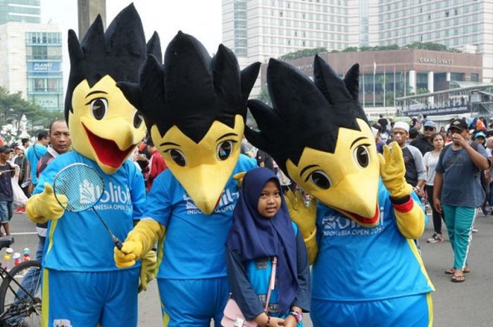 Maskot BIO berfoto bersama anak kecil yang mengikuti kegiatan Car Free Day di Jakarta, Minggu (1/7/2018).