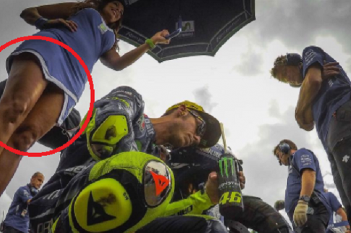 Valentino Rossi dipayungi Paddock Girl