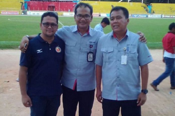 Syafrianto Rusli (kanan) bersama Direktur PT KSSP Iskandar Zulkarnain dan Manajer Tim Semen Padang Win Bernardino.