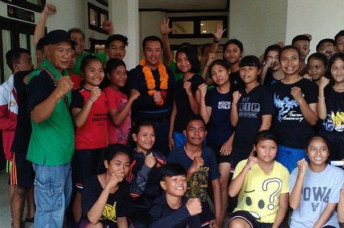 Menteri Pemuda dan Olahraga (Menpora) Imam Nahrawi, yang menggunakan kalung bunga, berpose dengan sejumlah atlet taekwondo usai membuka acara Pelatihan Manajemen Olahraga Modern di GOR Lila Bhuana, Jl Melati Dangin Puri Kangin, Denpasar, Bali, Sabtu (24/2/2018).