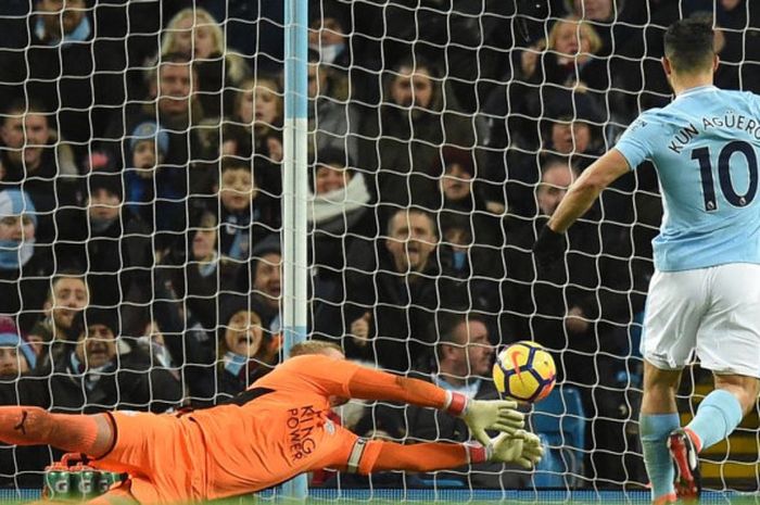 Striker Manchester City, Sergio Aguero, menceploskan bola melewati kiper Leicester City, Kasper Schmeichel, pada laga Liga Inggris di Stadion Etihad, Manchester, Sabtu (10/2/2018).