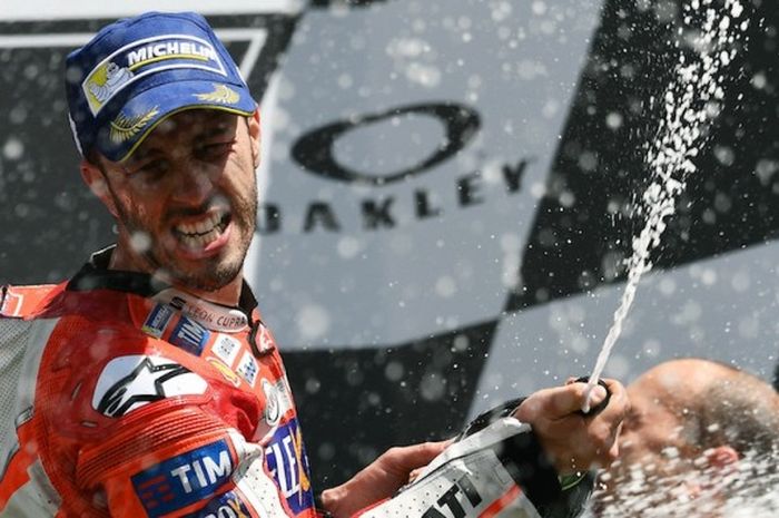 Pebalap Ducati Team asal Italia, Andrea Dovizioso, merayakan kemenangan pada balapan GP Italia di Sirkuit Mugello, Minggu (4/6/2017).