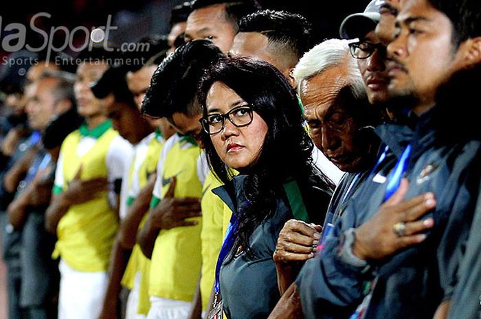 Psikolog Timnas U-16  Indonesia, Laksmiari Saraswati, bersama ofisial tim berada mendampingi dari sisi lapangan pada laga kelima Grup A Piala AFF U-16 2018 di Stadion Gelora Delta Sidoarjo, Jawa Timur, Senin (06/08/2018) malam.