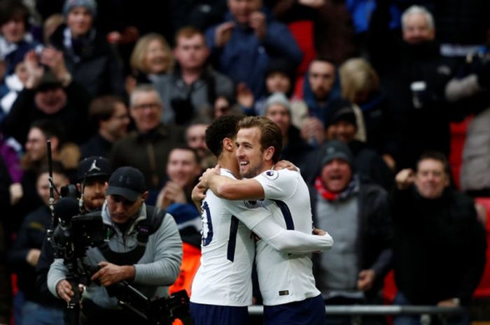 Striker Tottenham Hotspur, Harry Kane (kanan), merayakan golnya bersama Dele Alli dalam laga Liga Inggris kontra Southampton di Stadion Wembley, London, pada 26 Desember 2017.