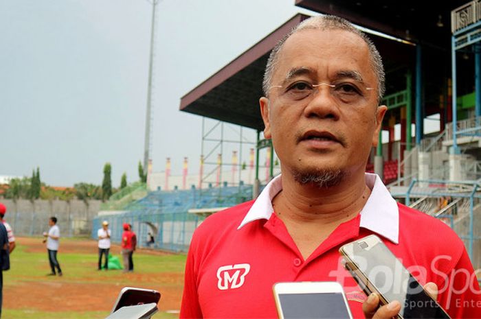 Manajer Madura United, Haruna Soemitro, berbicara kepada media saat menghadiri sesi latihan tim yang digelar di Stadion Gelora Bangkalan, Minggu (16/12/2017).