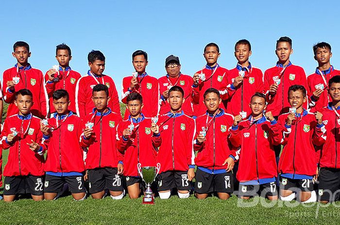 Para pemain dan pelatih SBAI Garuda Jaya menerima medali seusai meraih hasil sebagai runner-up Football Club Barcelona di Complex Esportiu Futbol Salou, Minggu (29/10/2017).