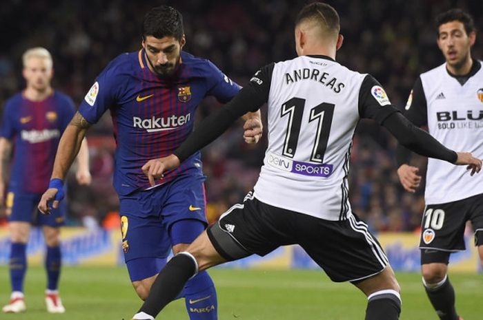 Aksi striker FC Barcelona, Luis Suarez (kiri), saat mencoba melewati gelandang Valencia, Andreas Pereira, dalam pertandingan leg 1 semifinal Copa del Rey 2017-2018 di Stadion Camp Nou, Barcelona, Spanyol, pada Kamis (1/2/2018).