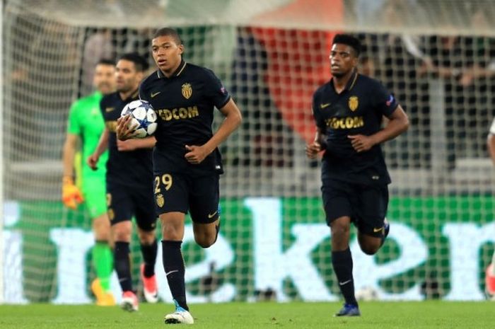 Striker AS Monaco, Kylian Mbappe (memegang bola), merayakan gol yang dia cetak ke gawang Juventus dalam laga leg kedua semifinal Liga Champions di Juventus Stadium, Turin, Italia, pada 9 Mei 2017.