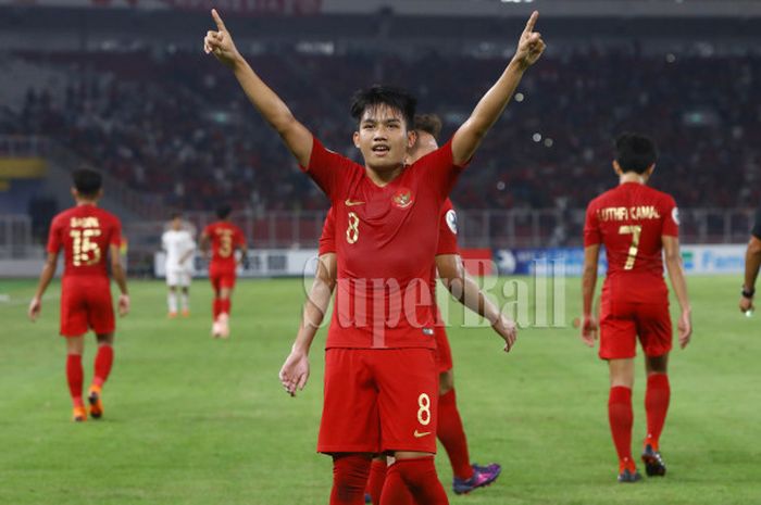 Gelandang Timnas U-19 Indonesia Witan Sulaeman selebrasi gol ke gawang Timnas U-19 Uni Emirat Arab dalam laga terakhir Grup A Piala Asia U-19 2018 di Stadion Utama Gelora Bung Karno, Jakarta, Rabu (24/10/2018) malam WIB.