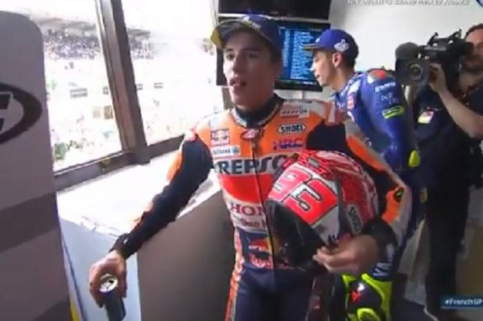 Tangkapan layar saat Marc Marquez dan Valentino Rossi menunggu momen penyerahan piala MotoGP Prancis 2018, Minggu (20/5/2018).