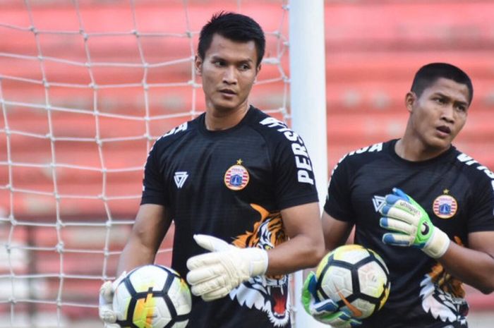  Dua kiper pelapis Persija Jakarta, Shahar Ginanjar dan Daryono saat menjalani latihan di Stadion Gelora Bung Tomo, Surabaya, Sabtu (3/11/2018). 