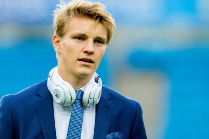 Martin Odegaard ketika tiba di stadion menjelang duel uji coba antara Norwegia dan Finlandia di Stadion Ullevaal, Oslo, 29 Maret 2016.