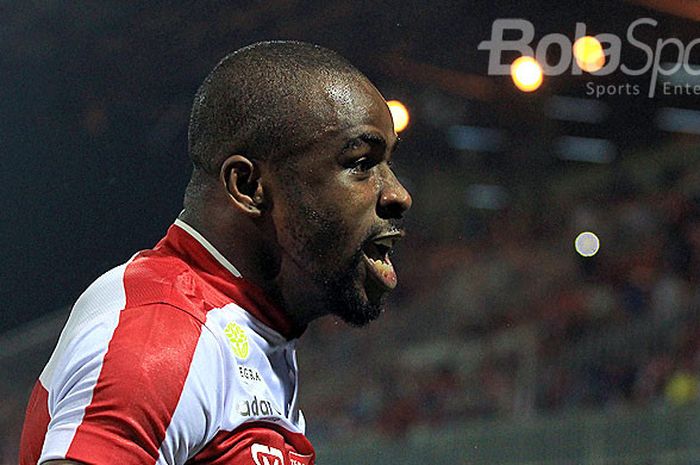  Striker Madura United, Greg Nwokolo, melakukan selebrasi seusai mencetak gol ke gawang Barito Putera pada pekan pertama Liga 1 2018 di Stadion Gelora Ratu Pamellingan Pamekasan, Jawa Timur, Senin (26/03/2018) malam. 