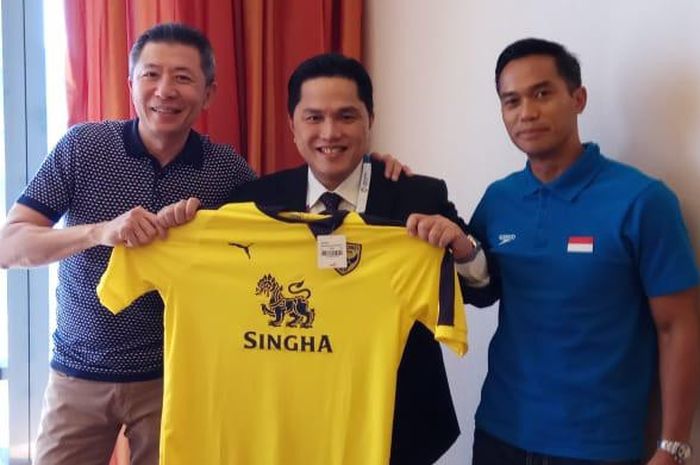 Presiden klub Liga Inggris Oxford United FC, Sumrith Thanakarnjanasuth (kiri), memegang jersey klub bersama Erick Thohir dan Anindya Bakrie sebagai bentuk resminya dua pengusaha Indonesia itu masuk dalam dewan direksi klub.