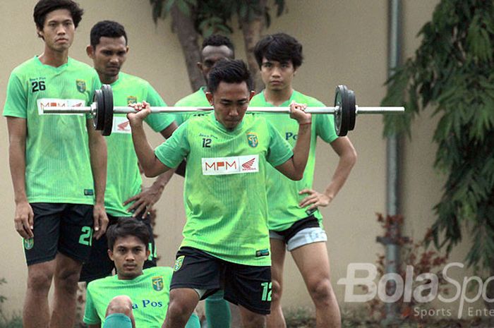 Pemain-pemain Persebaya saat menjalani latihan di lapangan Mapolda Jatim, Kamis (26/10/2017).