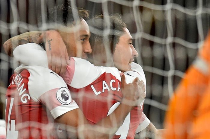 Penyerang Arsenal, Pierre-Emerick Aubameyang (kiri), merayakan gol yang dicetak ke gawang Leicester City dalam laga Liga Inggris di Stadion Emirates, London, Inggris pada 22 Oktober 2018.