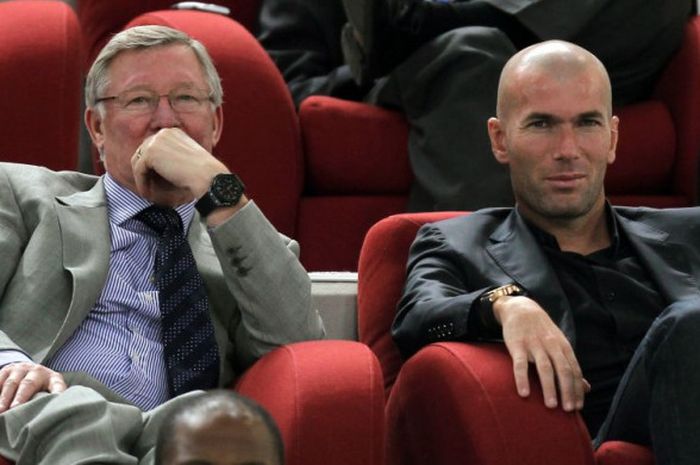 Zinedine Zidane (kanan) duduk bersama manajer legendaris Man United, Sir Alex Ferguson. Thomas Tuchel keburu dicaplok timnas Inggris, MU tinggal punya Zidane sebagai calon pelatih baru yang satu level.