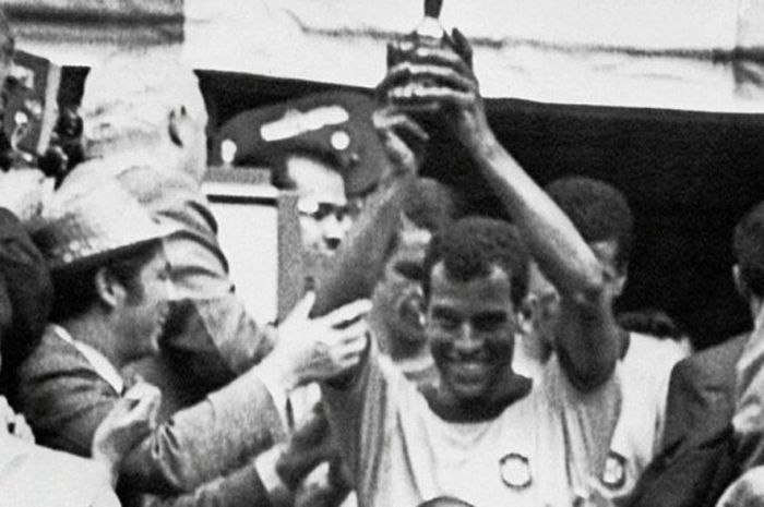 Carlos Alberto Torres mengangkat trofi Piala Dunia 1970 untuk timnas Brasil setelah mengalahkan Italia dalam final di Stadion Azteca, Meksiko, 21 Juni 1970.