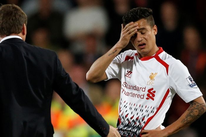 Manajer Liverpool FC, Brendan Rodgers, mengajak Philippe Coutinho bersalaman seusai laga Liga Inggris kontra Crystal Palace di Stadion Selhurst Park, London, pada 5 Mei 2014.