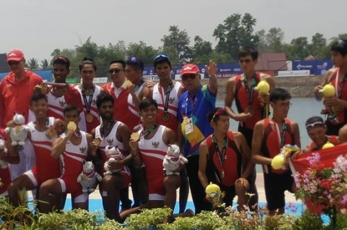 Tim rowing Indonesia nomor LM8- berpose dengan medali emas setelah pertandingan di Jakabaring Spory City, Palembang, Jumat (24/8/2018).