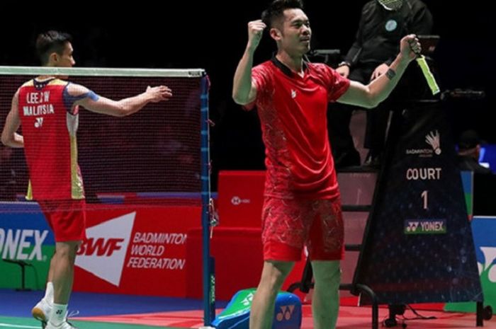 Pebulu tangkis tunggal putra China, Lin Dan (kanan), depan bereaksi saat memenangi laga atas Lee Chong Wei (Malaysia) pada laga perempat final All England 2018 yang berlangsung di Arena Birmingham, Inggris, Jumat (16/3/2018).