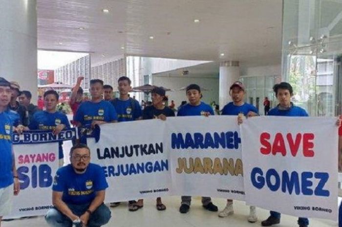 Suporter Persib yang berada di Kalimantan Timur, Viking Borneo Kaltim, kecewa dengan pemecatan Mario Gomez dari timnya. 