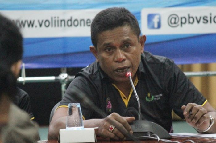 Pelatih tim bola voli putri Gresik Petrokimia, Victor Laiyan, berbicara dalam konferensi pers seri ketiga putaran pertama Proliga 2018 di GOR Tridharma, Gresik, Jumat (2/2/2018).