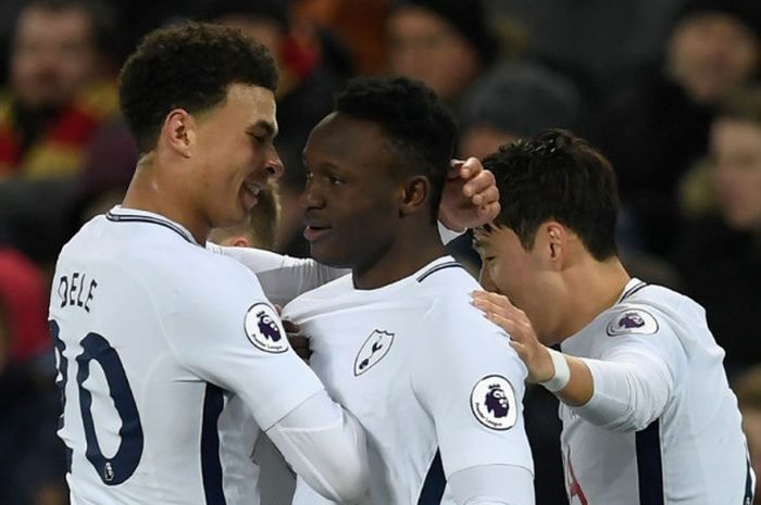 Gelandang Tottenham Hotspur, Victor Wanyama (tengah), merayakan golnya bersama Dele Alli (kiri) dan Son Heung-Min dalam laga Liga Inggris di Stadion Anfield, Liverpool, pada 4 Februari 2018.