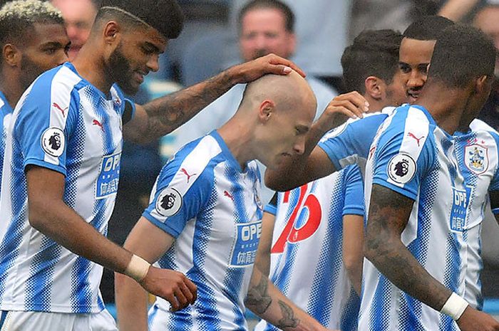 Gelandang Huddersfield Town, Aaron Mooy (tengah), melakukan selebrasi bersama rekan setimnya seusai mencetak gol ke gawang Newcastle United dalam laga lanjutan Liga Inggris 2017-2018 di Stadion John Smith's, Huddersfield, Inggris, pada 20 Agustus 2017.