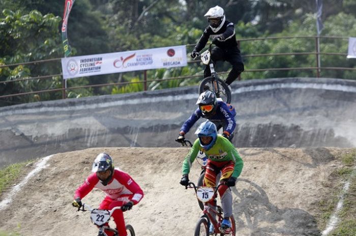 Para pebalap di kategori Men Elite pada Kejuaraan Nasional (Kejurnas) Balap Sepeda BMX di Sleman, Yogyakarta, Minggu (8/7/2018)..