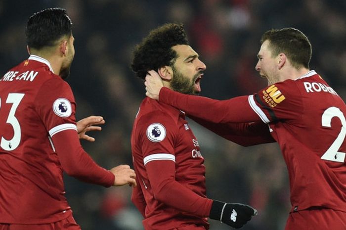 Pemain Liverpool FC, Mohamed Salah (tengah), merayakan gol yang dia cetak ke gawang Manchester City dalam laga Liga Inggris di Stadion Anfield, Liverpool, pada 14 Januari 2018.