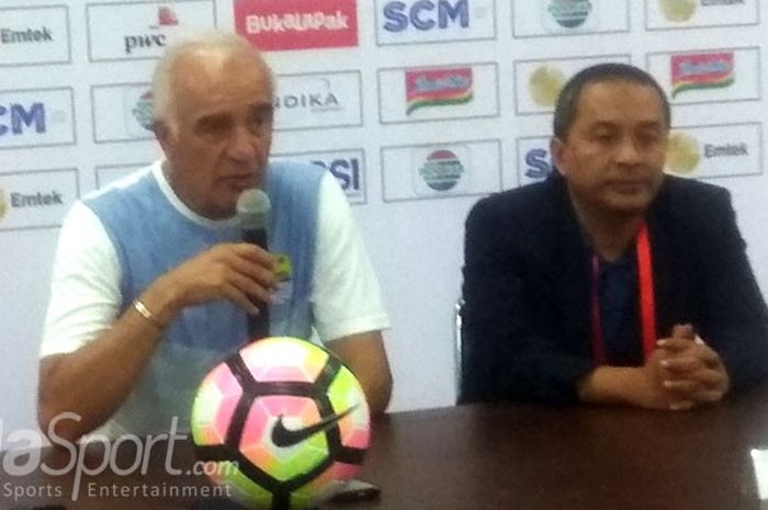 Pelatih Persib Bandung, Roberto Carlos Mario Gomez, memberikan keterangan dalam konfrensi pers usai laga melawan PSMS Medan pada pertandingan kedua Grup A Piala Presiden 2018 di Stadion Gelora Bandung Lautan Api (GBLA), Minggu (21/01/18).