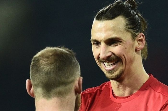 Penyerang Manchester United, Zlatan Ibrahimovic, merayakan kemenangan atas West Bromwich Albion bersama rekannya, Wayne Rooney, di Stadion The Hawthorns, Sabtu (17/12/2016). 