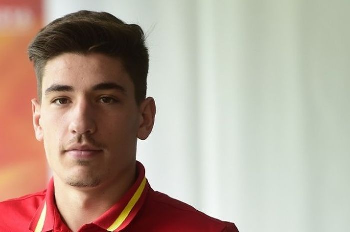 Bek sayap Spanyol, Hector Bellerin, meninggalkan ruang konferensi pers di Schruns, Austria, pada 30 Mei 2016.