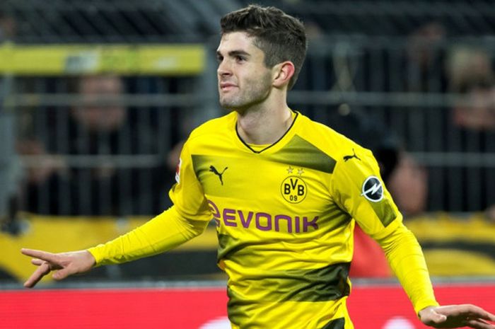 Gelandang Borussia Dortmund, Christian Pulisic, merayakan gol yang dia cetak ke gawang Hoffenheim dalam laga Liga Jerman di Dortmund, Jerman, pada 16 Desember 2017.