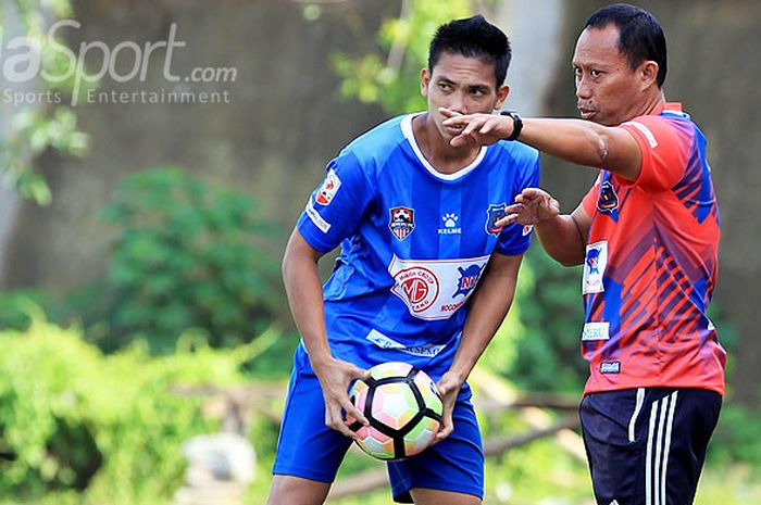 Pelatih Persigo Semeru FC, Putut Wijanarko, memberi instruksi kepada pemainnya saat laga uji coba melawan Perseru Serui di Lapangan UMM Malang, Jawa Timur (19/02/2018)