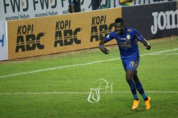 Ezechiel N Douassel melakukan selebrasi setelah mencetak gol ke gawang Persegres Gresik United di Stadion Si Jalak Harupat, Bandung, Minggu (20/8/2017).