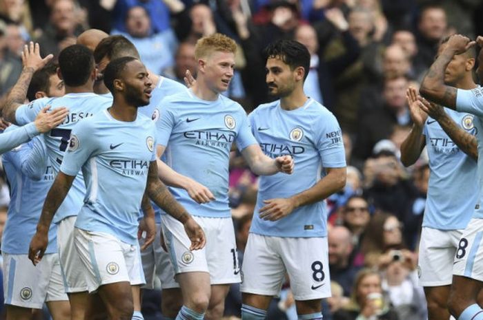 Para pemain Manchester City merayakan gol Kevin De Bruyne ke gawang Swansea pada laga Liga Inggris di Stadion Etihad, Manchester, Minggu (22/4/2018).