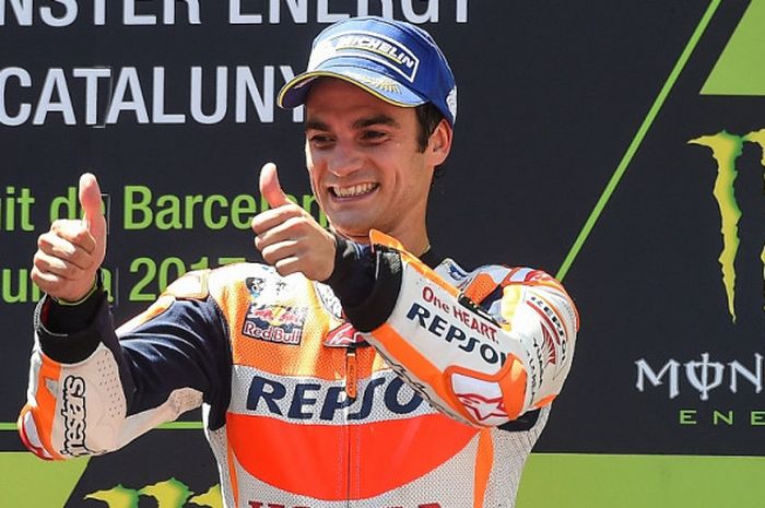 Pebalap Repsol Honda Team asal Spanyol, Dani Pedrosa, mengacungkan dua jempolnya setelah finis di urutan ketiga pada balapan GP Catalunya di Circuit de Barcelona-Catalunya, Minggu (11/6/2017).