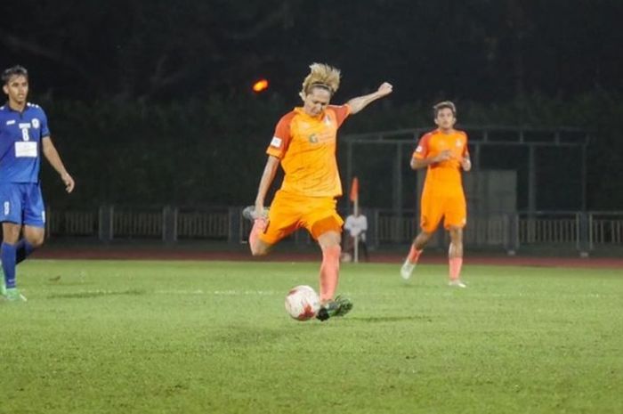 Pemain Hougang United, Fumiya Kogure akan melepaskan sepakan ke pertahanan Tampines Rovers pada pekan 10 Liga Singapura 2017 di Stadion Hougang, Kamis (25/5/2017) malam. 