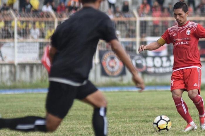 Aksi pemain senior Persija Jakarta, Ismed Sofyan pada laga amal babak pertama kontra Lampung All Sta