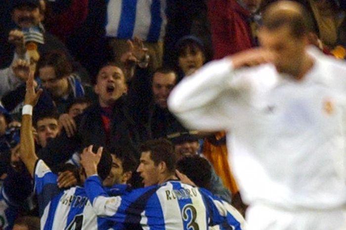 Pemain andalan Real Madrid asal Prancis, Zinedine Zidane, terlihat sedih ketika para pemain Deportivo La Coruna merayakan gol di final Copa del Rey di Stadion Santiago Bernabeu pada 6 Maret 2002.