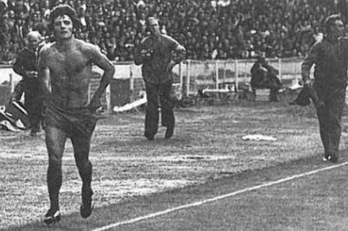 Kevin Keegan meninggalkan lapangan usai menerima kartu merah dalam pertandingan Charity Shield antara Liverpool vs Leeds United, 10 Agustus 1974.