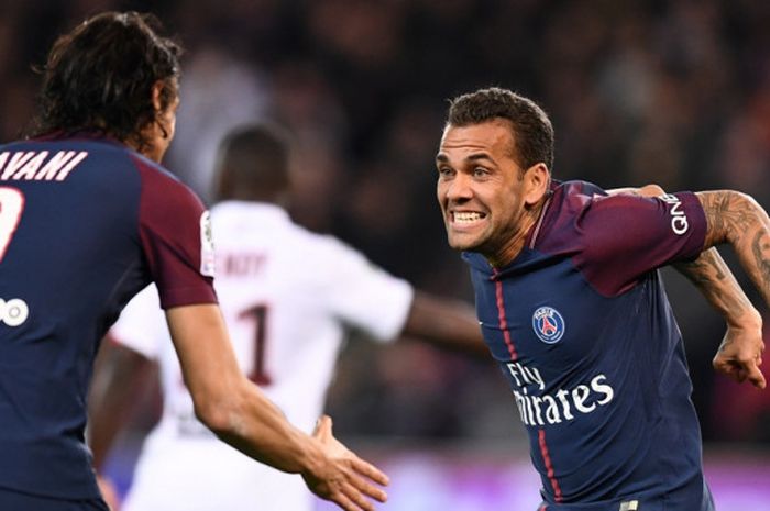 Pemain Paris Saint-Germain, Edinson Cavani dan Dani Alves, merayakan gol ketiga timnya ke gawang OGC Nice dalam laga Liga Prancis di Stadion Parc des Princes, Paris, pada 27 Oktober 2017.