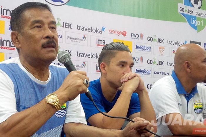 Manajer Persib Bandung, Umuh Muchtar (kiri), ditemani pemain dan caretaker Persib menghadiri jumpa pers seusai laga kandang kontra Persija Jakarta di Stadion GBLA, Kota Bandung, Sabtu (22/7/2017). 