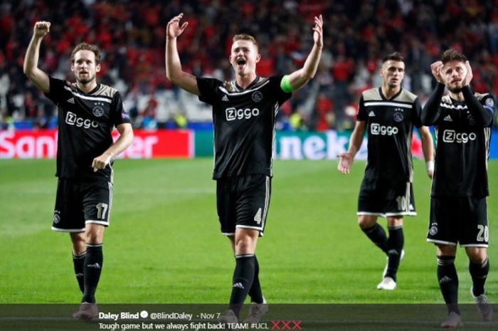 Bek Ajax Amsterdam, Matthijs de Ligt (tengah), bersama rekan-rekannya, dalam laga Liga Champions kontra Benfica, Kamis (8/11/2018) dini hari WIB di Estadio do Sport Lisboa e Benfica.