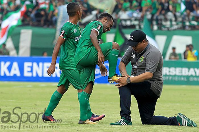 Manajer Persebaya, Chairul Basalamah, merayakan gol yang dicetak striker Ferinando Pahabol ke gawang Madura United dengan berpura-pura menyemir sepatu Pahabol pada laga Grup C Piala Presiden 2018 di Gelora Bung Tomo Surabaya, Minggu (28/1/2018).